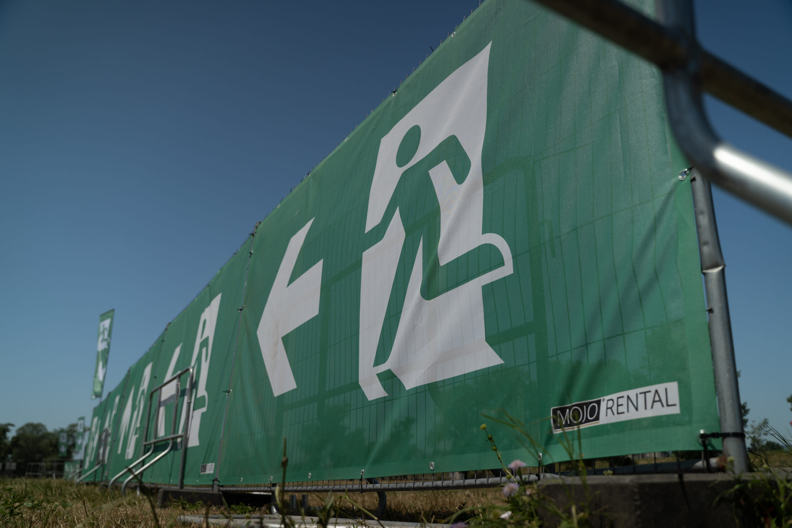 Platzhalter: Backstage-Team mit Bauhelmen und Plänen
