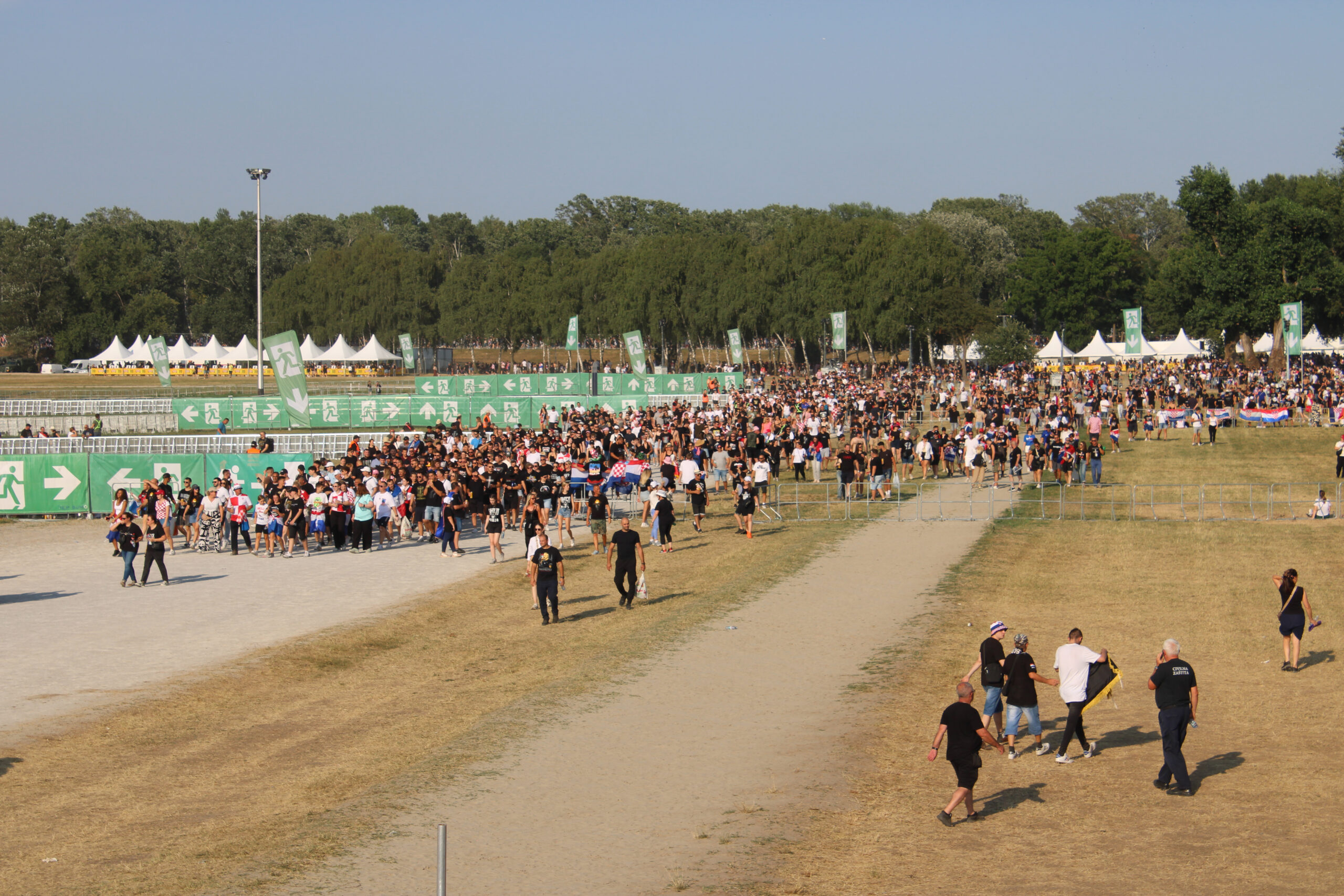 Platzhalter: MOJO-Barrieren im Innenraum vor der Bühne