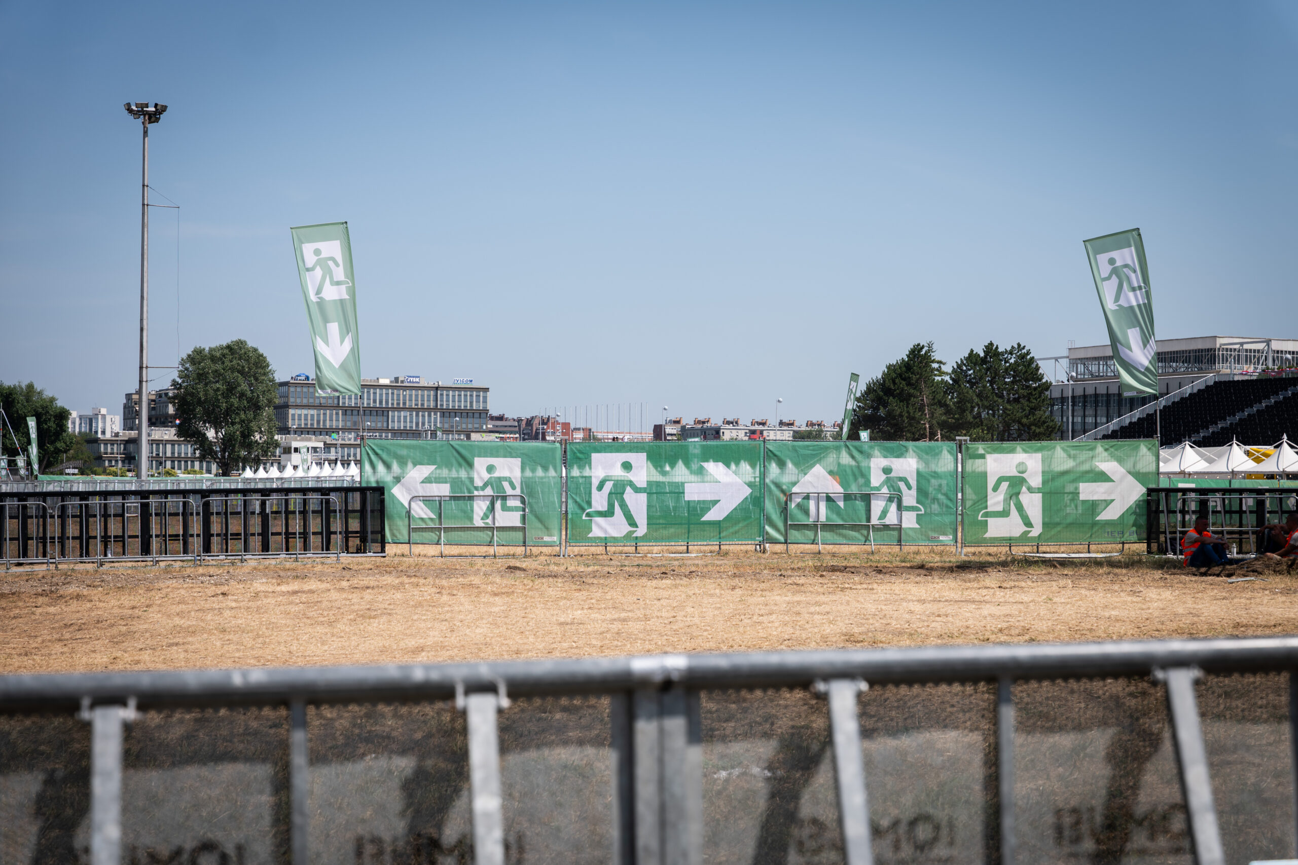 Platzhalter: Projektteam im Debrief mit Plänen