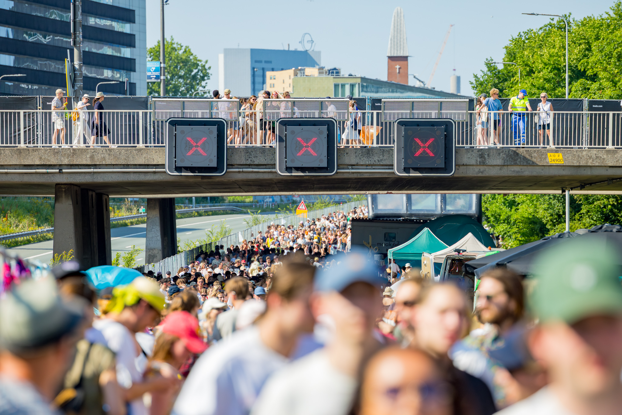 Platzhalter: Festival auf der Autobahn A10 in Amsterdam – Crowd-Management und Zonenstruktur