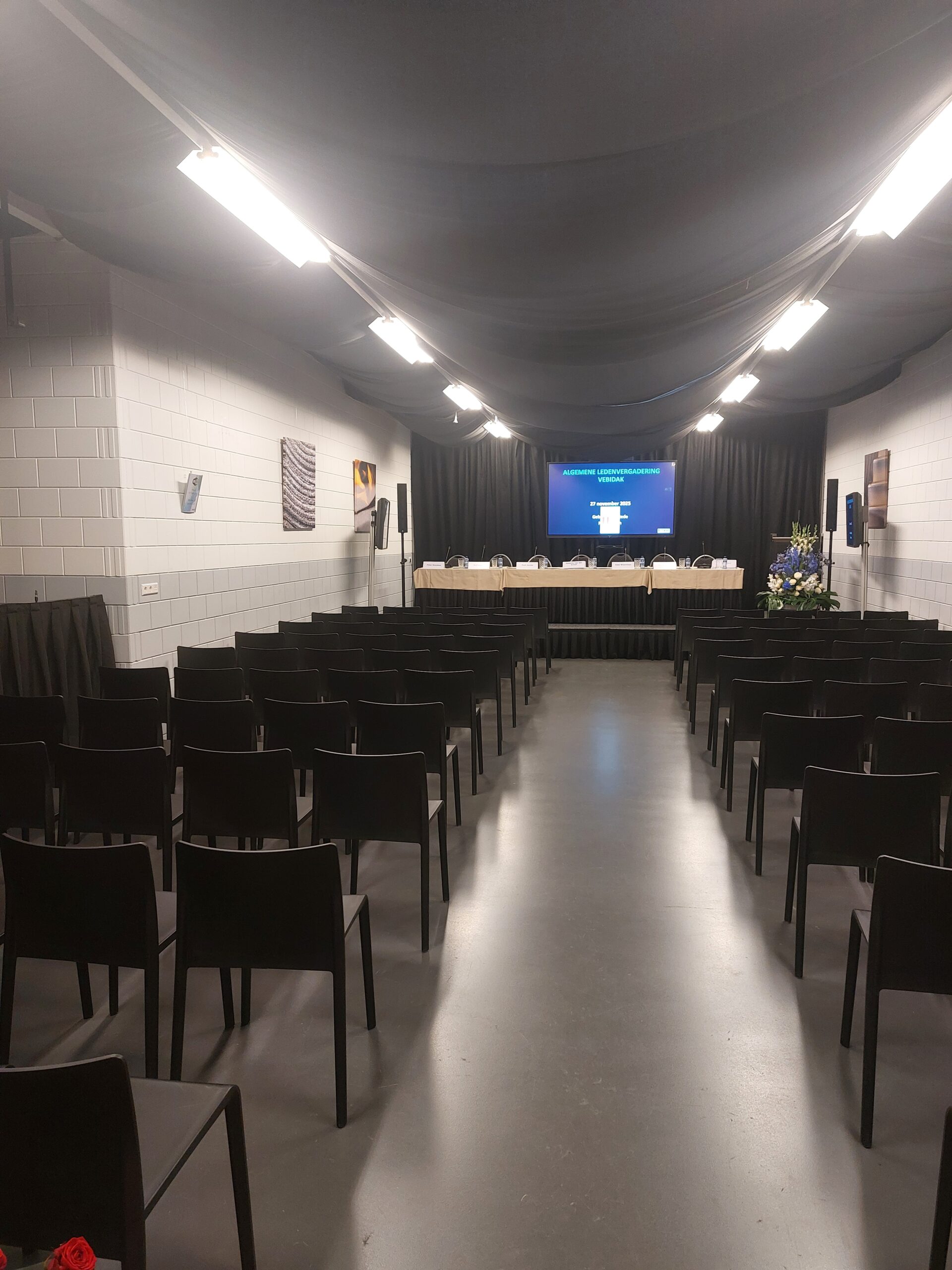 Platzhalter: Innenansicht – Teppich, Bestuhlung und Pipe & Drape für ALV und Jubiläumsempfang