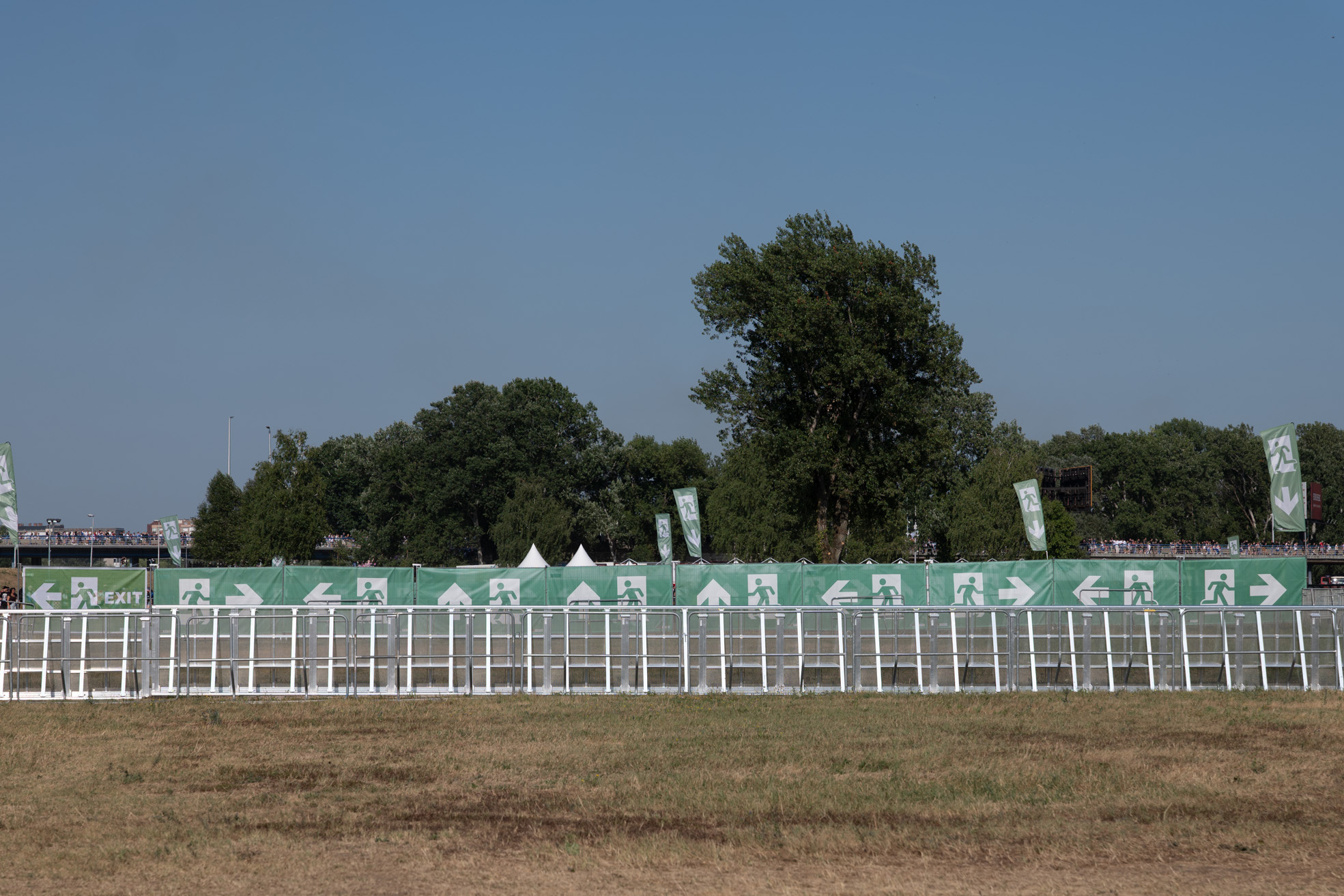 Platzhalter: LKW-Reihe bei Nacht mit Baustrahlern und Staplern