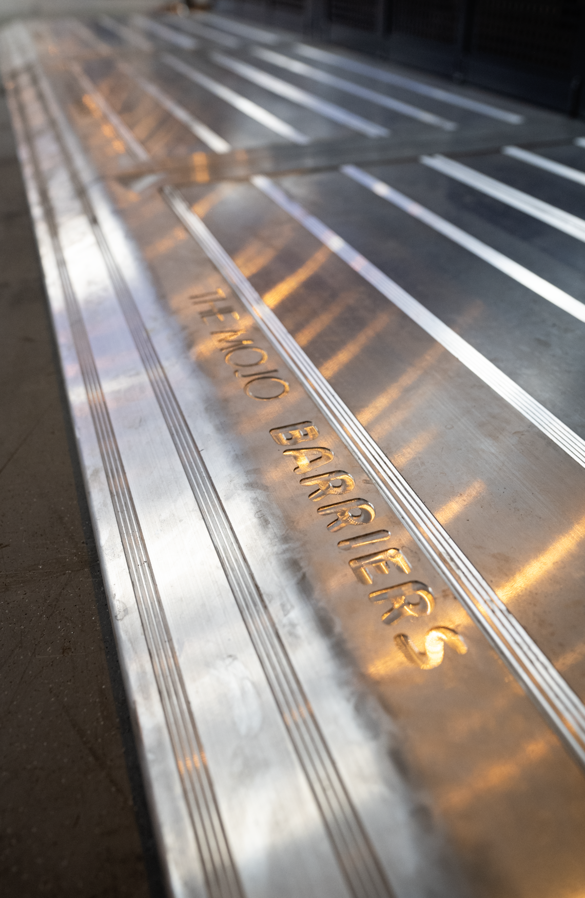 MOJO Barriers Aluminiumprofil mit eingraviertem Schriftzug