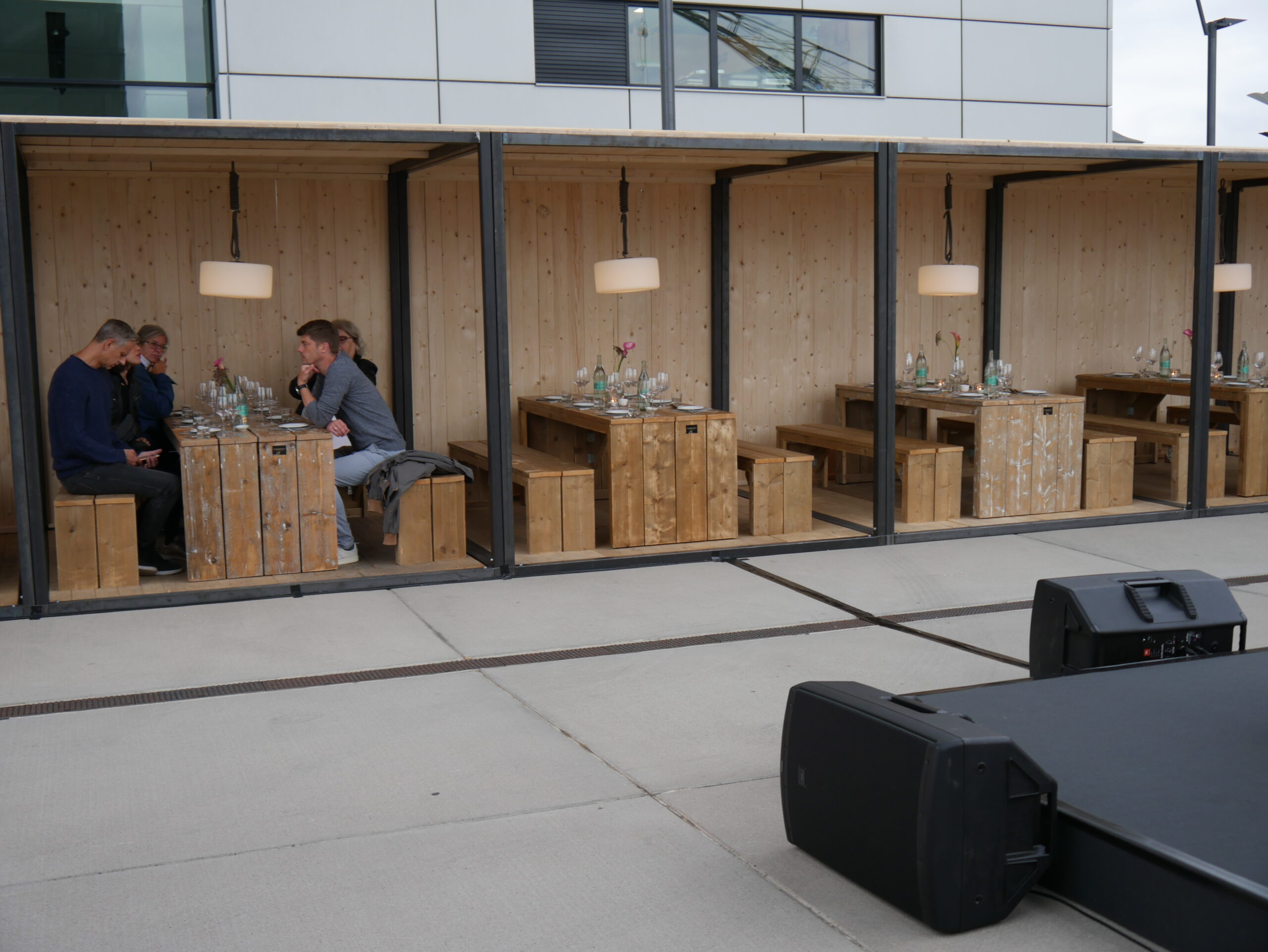 Platzhalter: Weinfest am Rhein – Outdoormobiliar, Stehtische und Besucherzonen im Rheinauhafen Köln