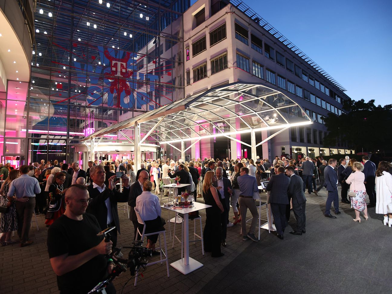 Platzhalter: Aufbauphase in der Bonner Innenstadt – Wegesicherung, Mobilzäune mit Bannern und Teamkoordination