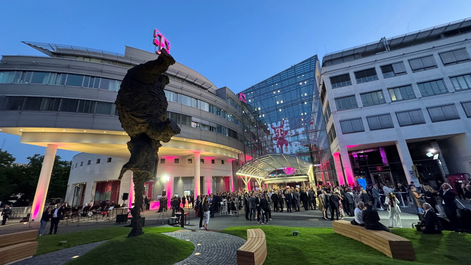 Platzhalter: Publikum in der Bonner Innenstadt – gesicherte Wege, Kabelbrücken und Bühnenbereich mit Barrikaden