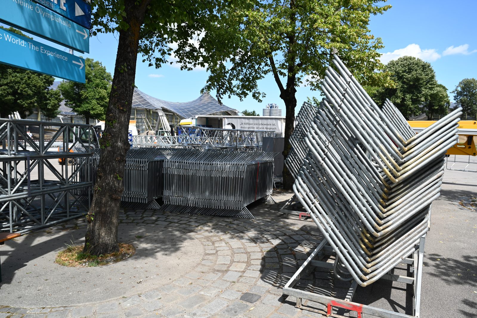 Abbauplanung in der Praxis: Absperrgitter und Traversen sortiert auf Sammelplätzen gestapelt.