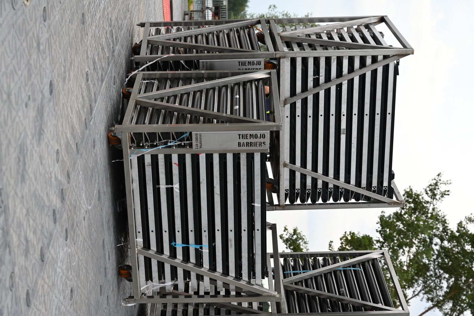 Gestapelte MOJO Barriers in Transportwagen nach der Demontage, bereit zur Verladung.