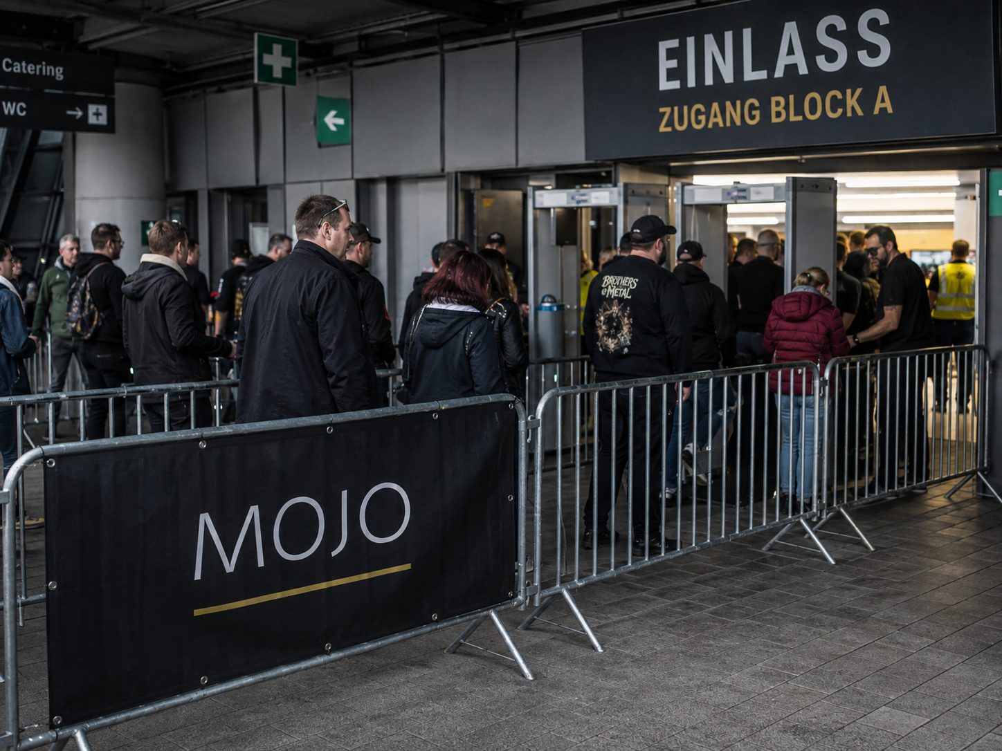 Crowd Management am Einlass: Beschilderung Zugang Block A, Personenschleusen und wartende Besucher
