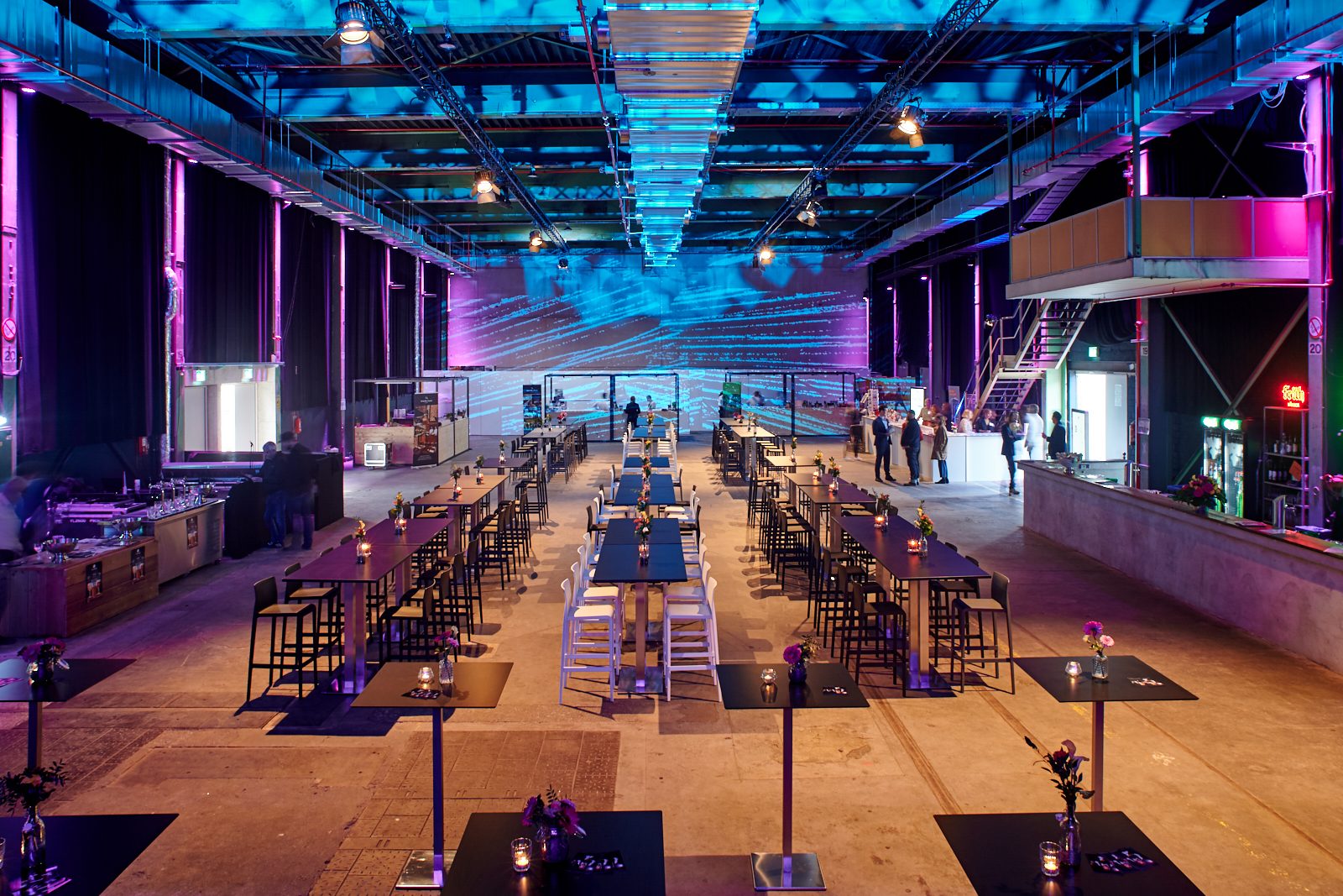 Zwei Stehtische in einer Eventlocation als kurze Verweilmöglichkeit ohne Sitzplatzbindung