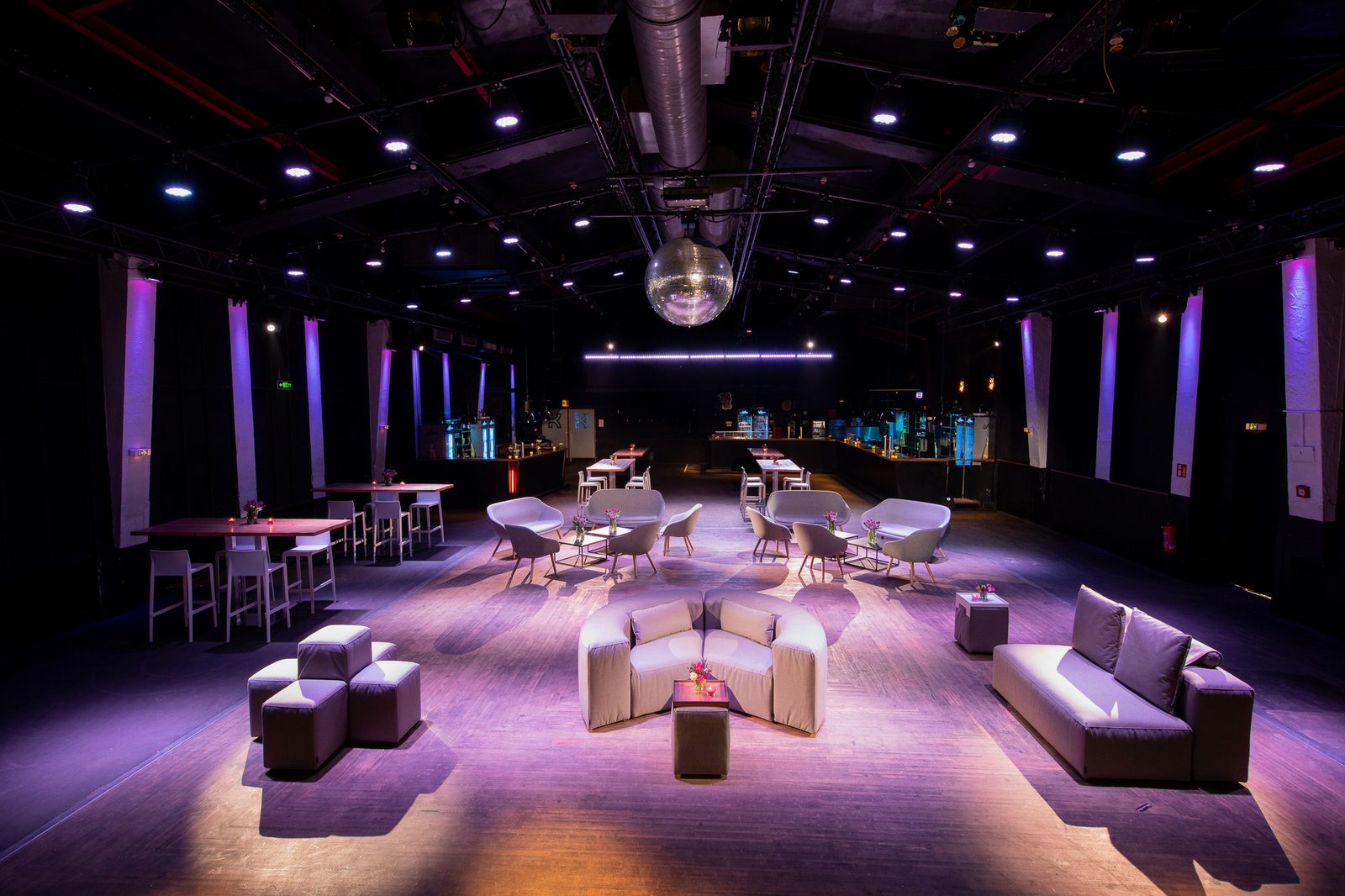 Loungelandschaft bei einem Indoor-Event, in der Gäste länger verweilen und Gruppen sich bilden