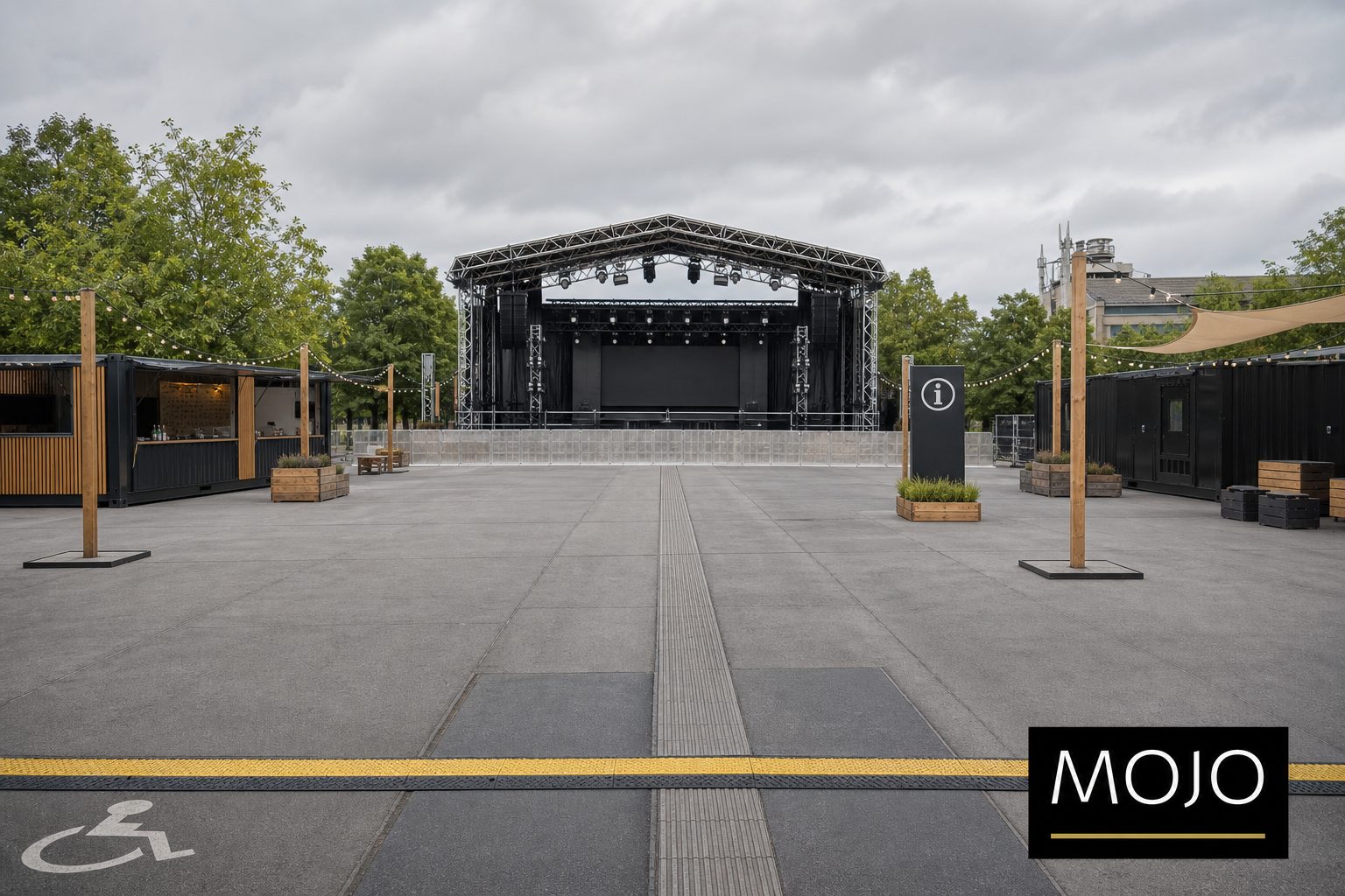 Bühne auf einem Stadtplatz mit Containerbar, Infostele, taktilem Leitstreifen und Kabelbrücke