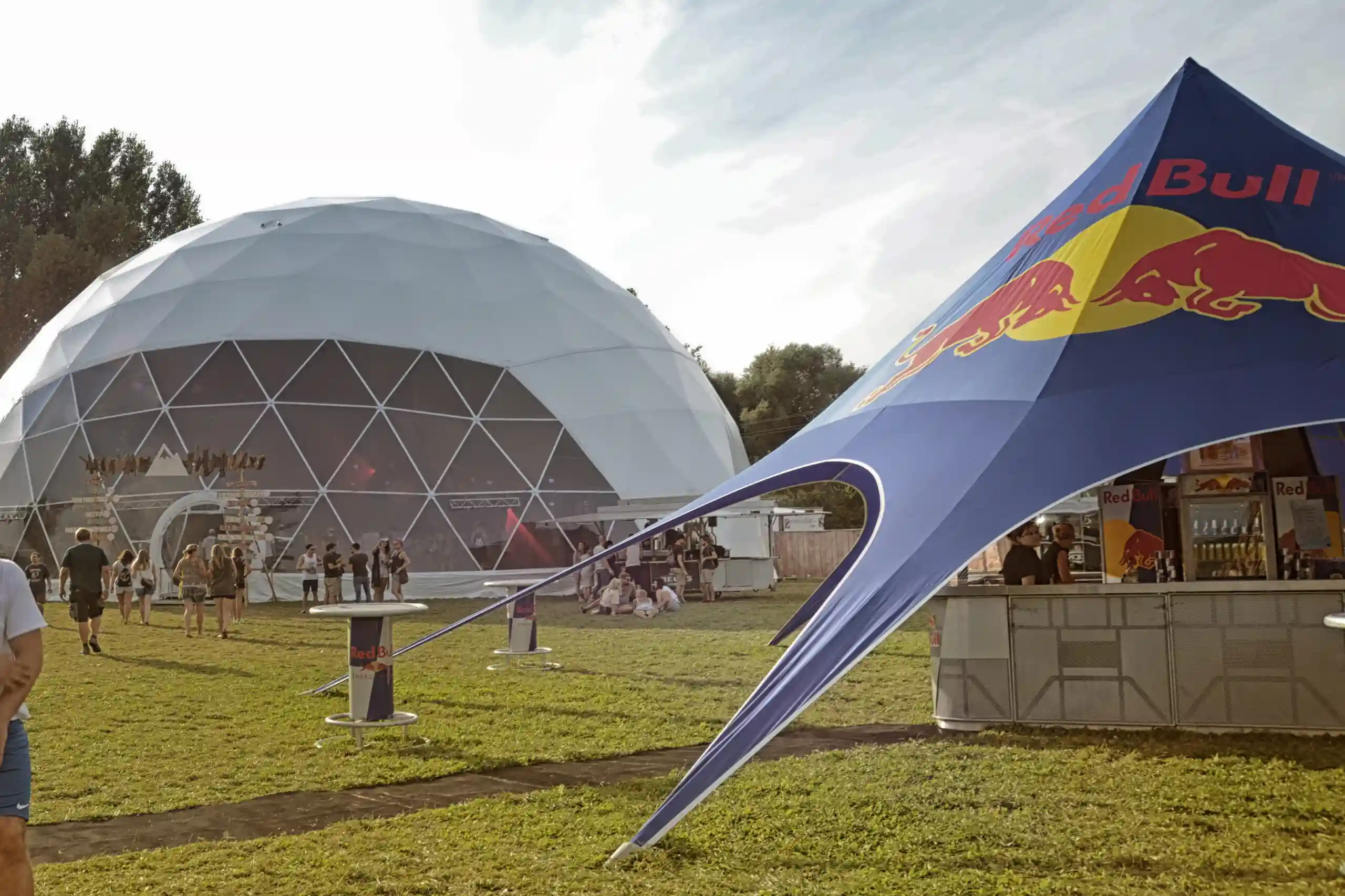 Temporäre Infrastruktur auf einem Festivalgelände