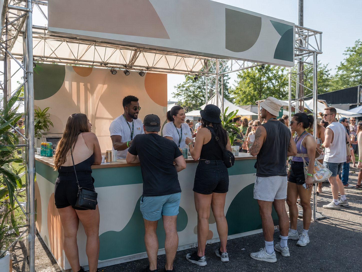 Markenaktivierung auf einem Festival: Besucher an der gebrandeten Ausgabetheke unter einer Traversenkonstruktion.