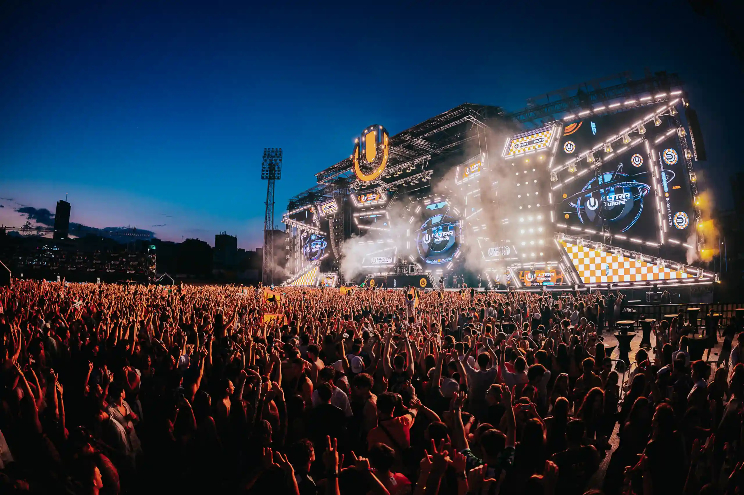 Große Festivalbühne mit Lichtshow und Publikum beim Ultra Festival