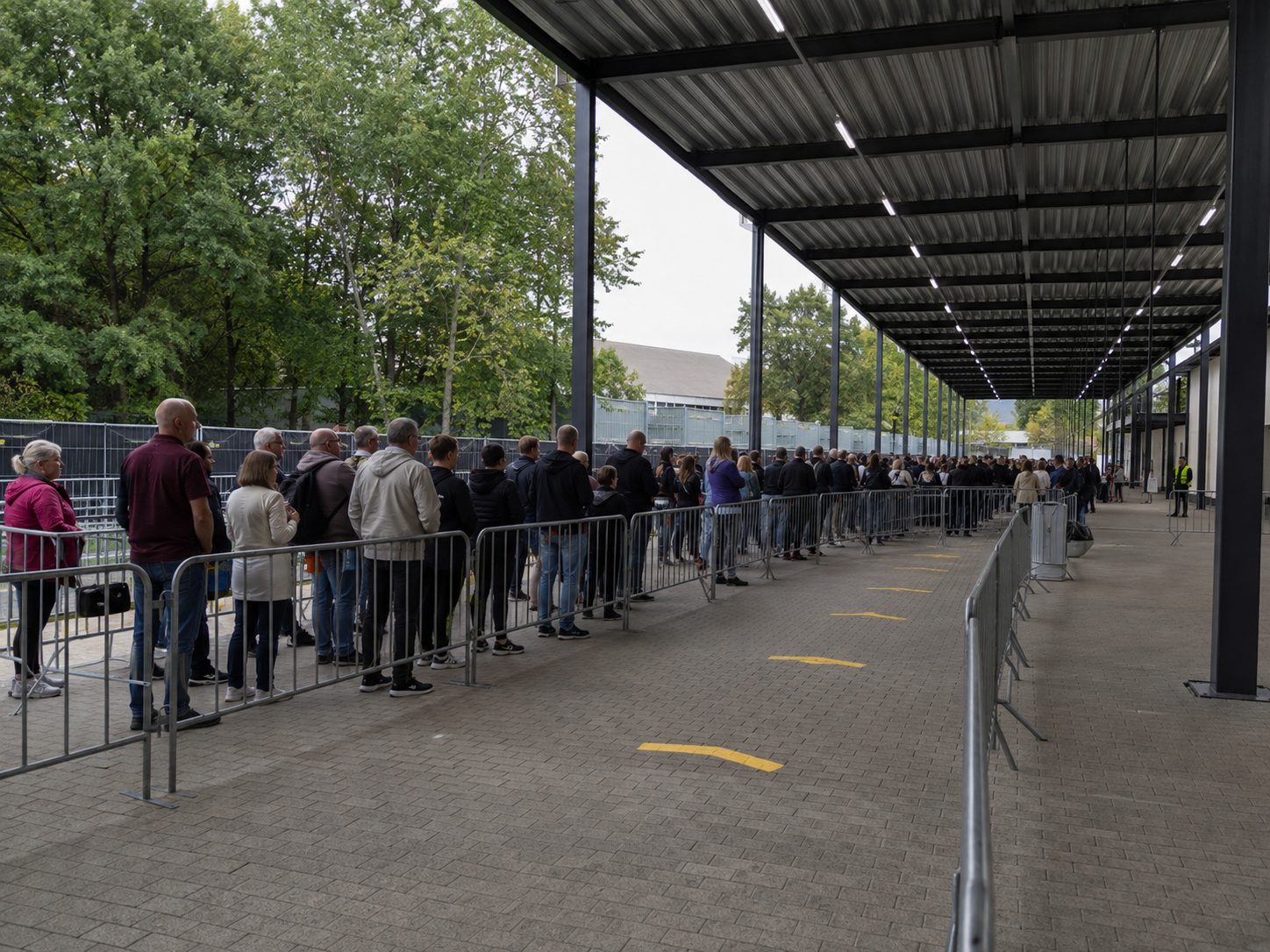 Seitlich offene Überdachung für Wartezonen im Freien mit Blick auf die Kontrollstelle