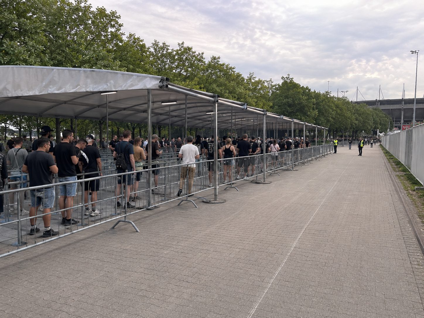 Überdachte Warteschlange im Hochsommer, Beschattung für den Besucherkomfort vor dem Einlass