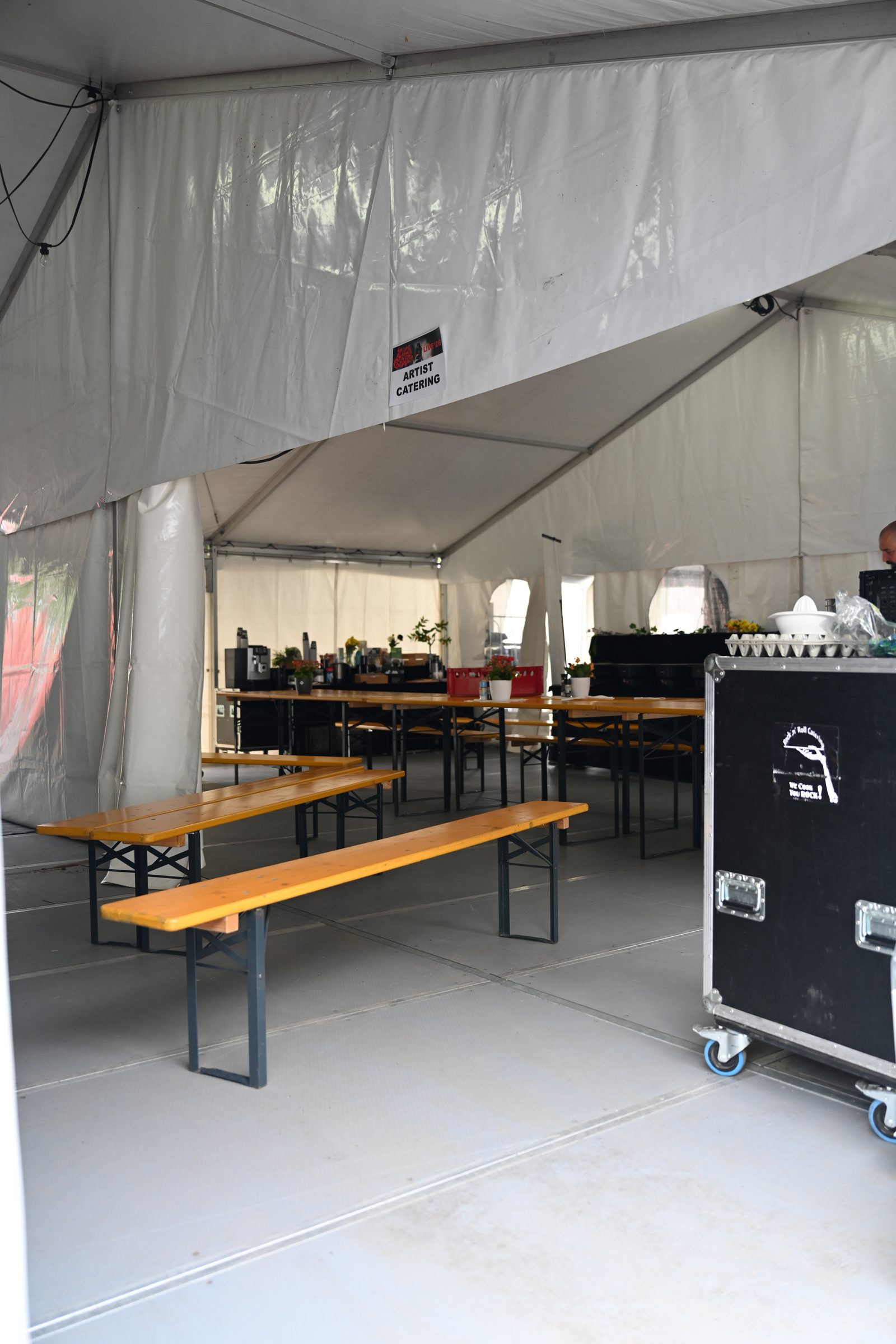 Künstler-Catering im Zelt mit Biertischgarnituren, Buffetreihe und Kaffeemaschine auf verlegtem Zeltboden