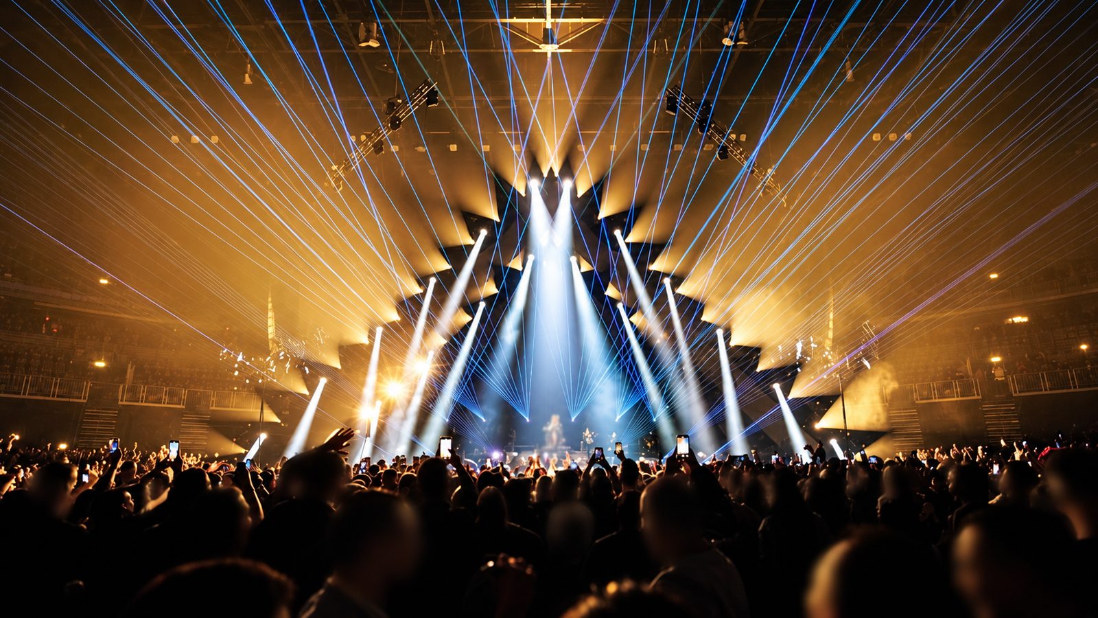 Live-Entertainment: blauer Laserfächer über dem Publikum einer vollen Arena, Bühne im Gegenlicht