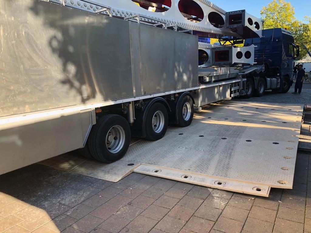 Load-in über eine Fahrstraße aus Aluminium-Fahrplatten, ein Auflieger rollt über die verlegte Fläche