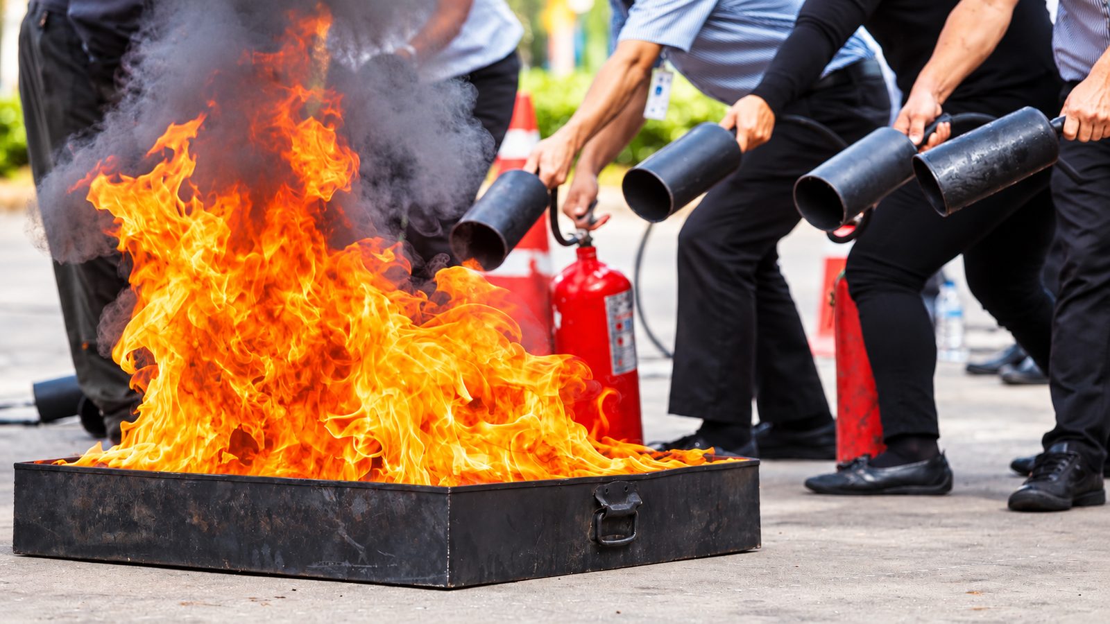 Sicherheitsunterweisung Veranstaltung: praktische Feuerlöschübung an einer Löschwanne im Freien