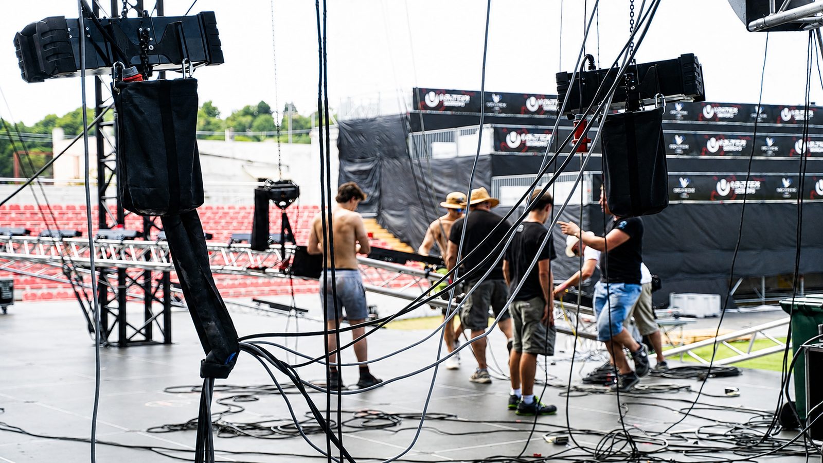 Stage Manager: Crew bespricht auf dem Bühnendeck den Umbau, eine Person zeigt zur Seite
