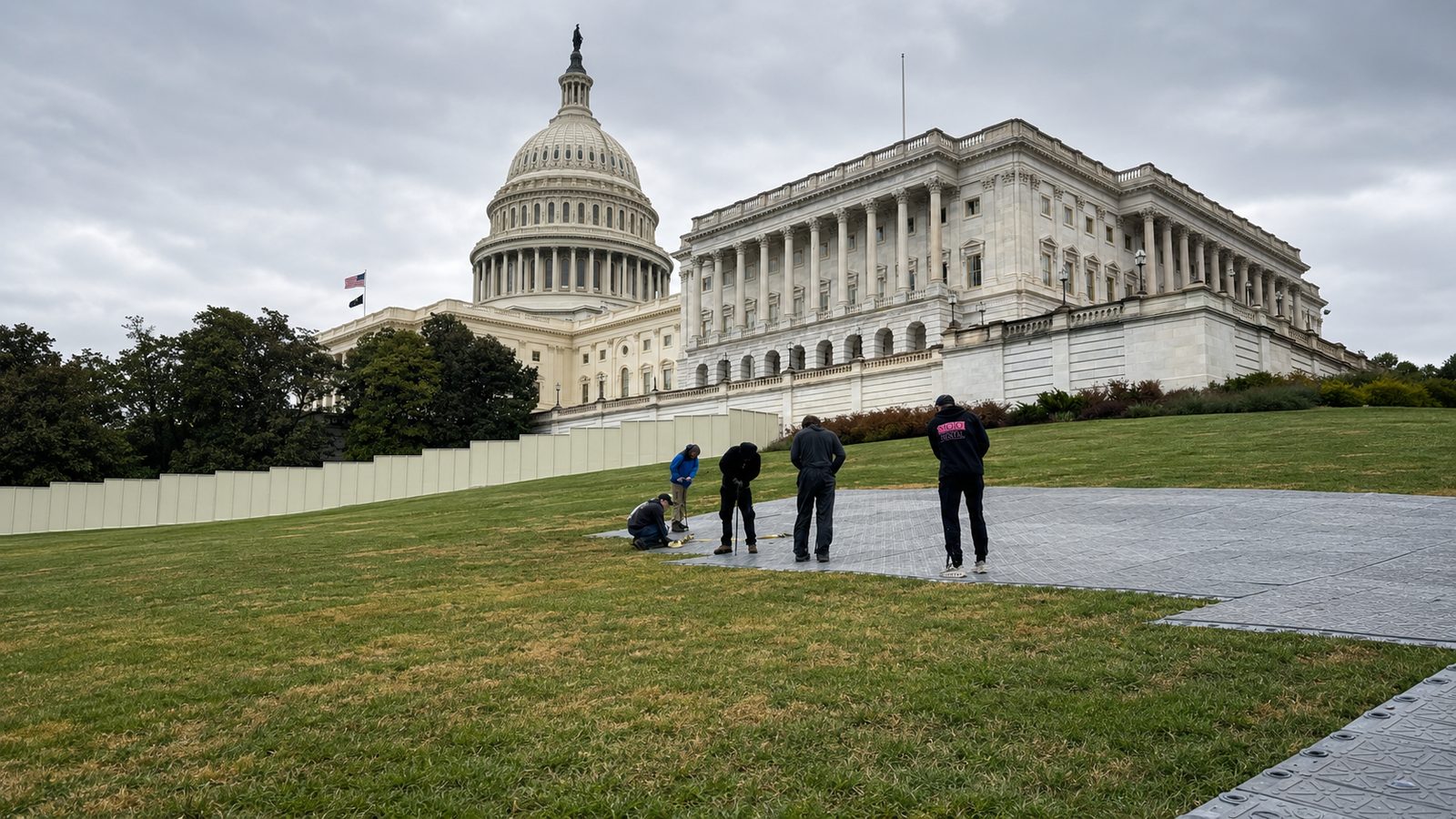 Team verlegt Fahrplatten auf der Rasenfläche vor dem Kapitol in Washington