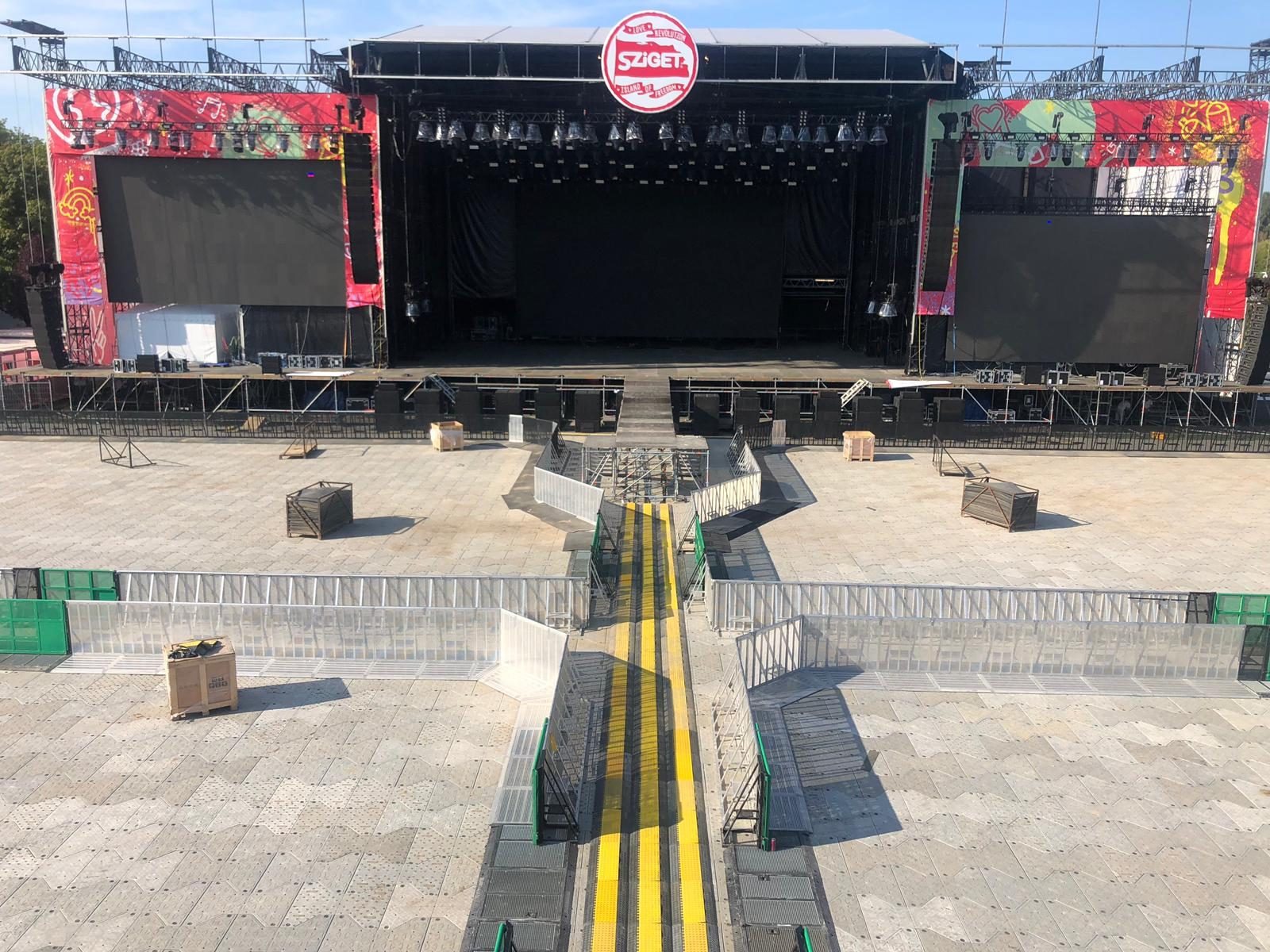 Barrierenanlage vor der Hauptbühne eines Festivals mit Frontbarriere und kreuzförmiger Vorabsperrung